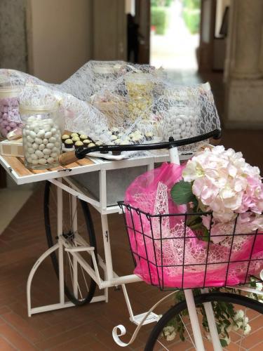 a bike with a table with flowers and cosmetics at VillaGrancassa Hotel Relais in San Donato Val di Comino