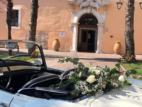 a car with a bouquet of flowers on the side at VillaGrancassa Hotel Relais in San Donato Val di Comino