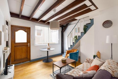 un salon avec un canapé et une table dans l'établissement Home Sweet Home Arc de Triomphe Villa Laugier, à Paris