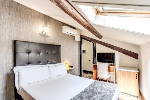 une chambre avec un lit et une salle à manger dans l'établissement Albergo Firenze, à Côme