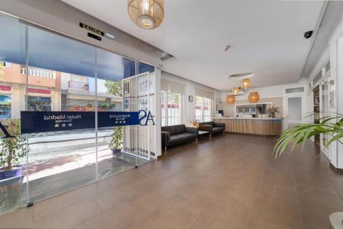 een lobby van een winkel met banken en ramen bij Hotel Madrid in Torrevieja