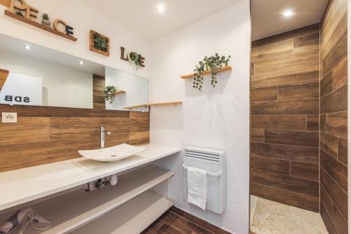 La salle de bains est pourvue d'un lavabo et d'une douche. dans l'établissement Nouveau - Vivacity - Gare, à Lingolsheim