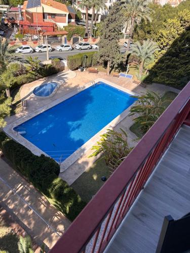 una vista aérea de una piscina en una casa en Balcón Tridente, en Alicante