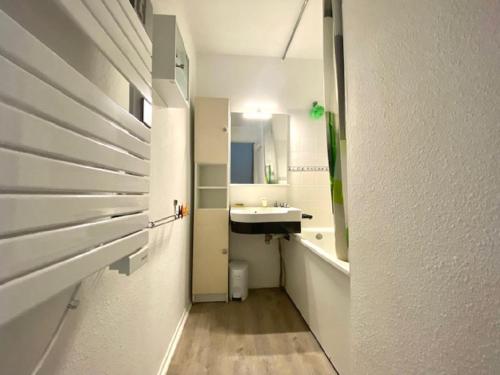 une salle de bain avec un lavabo et un miroir dans l'établissement L'Ancre, à Saint-Gilles-Croix-de-Vie