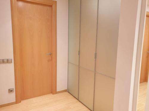 Habitación con armario y puerta de madera. en Pis de bon disseny i sostenible., en Manresa