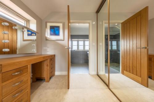 バーナム・マーケットにあるGuardian Houseの洗面台と鏡のあるバスルーム