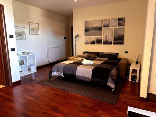 a bedroom with a large bed in a room at Ampia Piscina Condominiale [Nuovo Monolocale] in Mostacciano