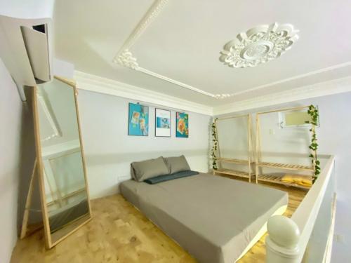 - une petite chambre avec un lit et un lustre dans l'établissement Chiip House, à Hô-Chi-Minh-Ville