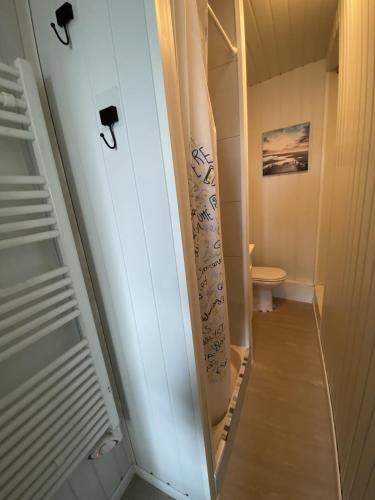 un couloir avec une planche de surf dans une pièce dans l'établissement La Petite Hilairoise, à Saint-Hilaire-de-Riez