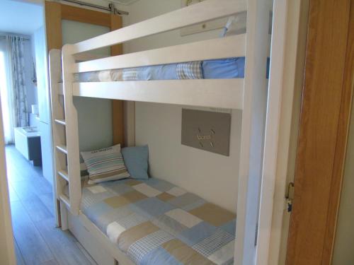 - une chambre avec 2 lits superposés et un lit dans l'établissement Le Corsaire, à Plage-des-Demoiselles