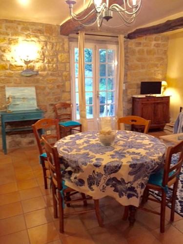- une salle à manger avec une table et des chaises dans l'établissement Ty Oceane Erdeven, à Erdeven
