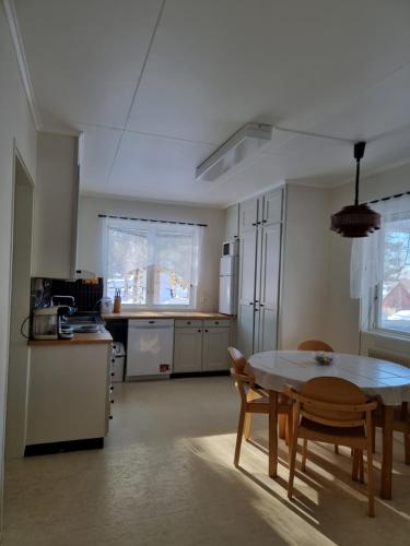 Η κουζίνα ή μικρή κουζίνα στο Överkalix Kalixalven Lodge Jockfall