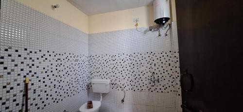 Vonios kambarys apgyvendinimo įstaigoje Pahadi Ghar