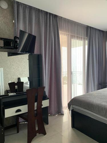 Una cama o camas en una habitación de White House Chakvi