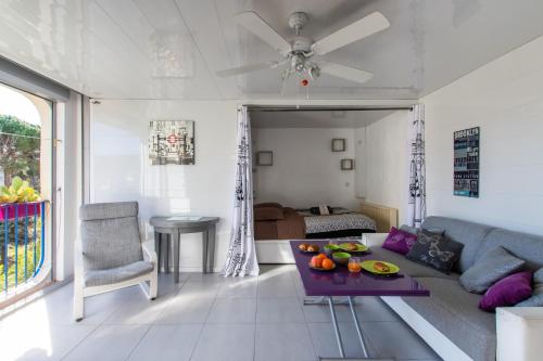 un salon avec un canapé et une table dans l'établissement La Perle Marine * Plage à 15 min * Parking privé * literie confortable, à La Grande Motte