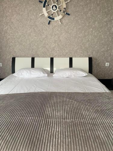 Una cama o camas en una habitación de White House Chakvi