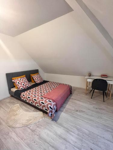 1 dormitorio con 1 cama en el ático en Duplex Ophélie en Saint-Denis