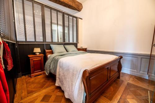 a bedroom with a bed and a window at Hypercenter flat, secure private parking in Fontainebleau