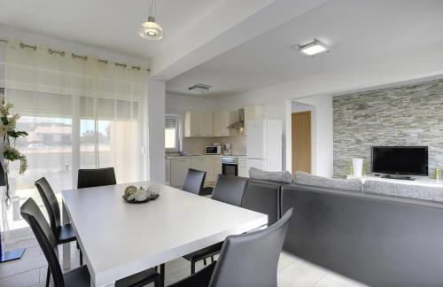 Η κουζίνα ή μικρή κουζίνα στο Villa Lara 1