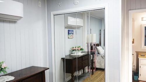 Gambar di galeri bagi I love Lucy Bay front Studio di Gulf Shores