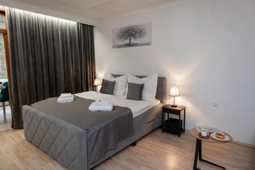 Apartment am Ossiachersee mit eigenem Seezugang في Landskron: غرفة نوم عليها سرير وفوط
