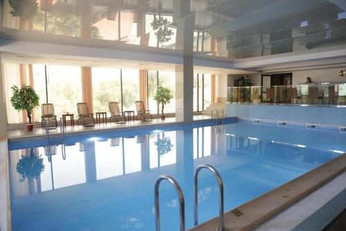 Бассейн в Shera Inn Hotel или поблизости