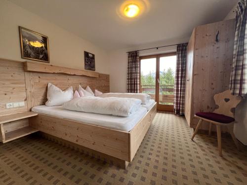 um quarto com uma cama grande num quarto em Winkelhof em Oberstdorf