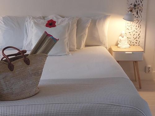 Un pat sau paturi într-o cameră la Rembrandts beach view