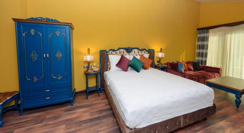 a bedroom with a bed and a blue cabinet at TOK EPİK HOTEL in Bursa