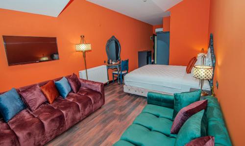 a living room with a couch and a bed at TOK EPİK HOTEL in Bursa