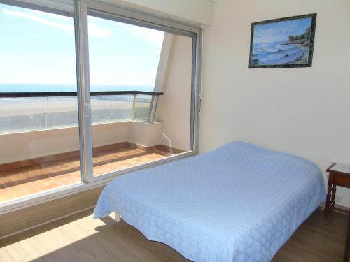 une chambre avec un lit et une vue sur l'océan dans l'établissement Le Voilier, à Saint-Jean-de-Monts