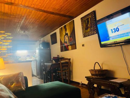 uma sala de estar com uma televisão de ecrã plano na parede em À casetta em Albertacce