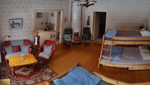 Zimmer mit einem Etagenbett und einem Wohnzimmer in der Unterkunft Nice Teachers Apartment In Old School 