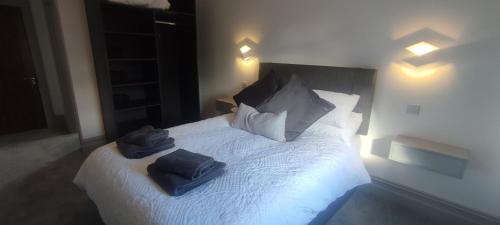 una camera da letto con un letto e due asciugamani di John Eoinìn's Bar and accommodation a Glencolumbkille