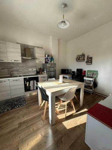 een keuken met een tafel en stoelen in een kamer bij Tziu Peppi in Mògoro