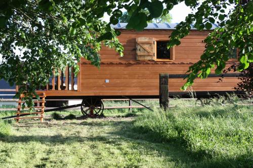 une cabine en bois sur un wagon dans un champ dans l'établissement la Pomone, à Blonville-sur-Mer