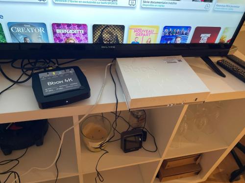 un ordinateur installé au-dessus d'un bureau dans l'établissement Manuezen studio très fonctionnel au calme, à Vesoul