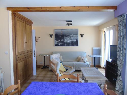 un salon avec un canapé et une table dans l'établissement Le Grand Cap, à Saint-Jean-de-Monts