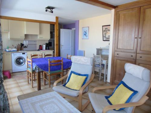 une cuisine et une salle à manger avec une table et des chaises dans l'établissement Le Grand Cap, à Saint-Jean-de-Monts