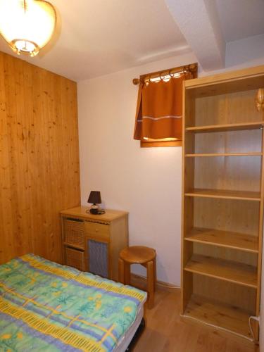 une chambre avec un lit et un bureau dans l'établissement Appartement centre d'Arêches, 4 personnes, 1 chambre, 1 coin montagne - VLII36, à Beaufort