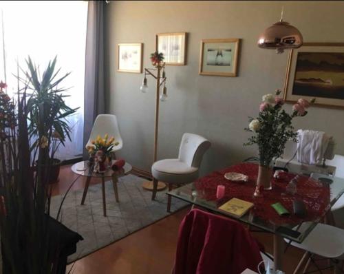uma sala de estar com mesa e cadeiras em Luminosa habitacion con baño privado en el centro de Providencia em Santiago