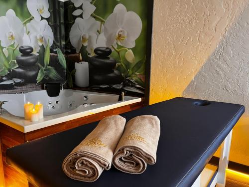 twee handdoeken zittend op een tafel naast een wastafel bij PRIVADO HOTELS in Antalya