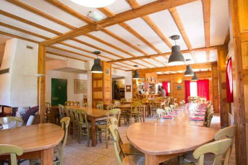 Un restaurante u otro lugar para comer en Hôtel L'Echaillon