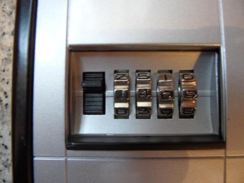 un forno a microonde con i pulsanti di controllo sopra di Self-Service by Hotel Savoy Hannover ad Hannover