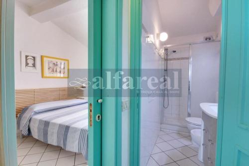 een slaapkamer met een bed, een douche en een toilet bij Mare Bilo in Castiglione della Pescaia