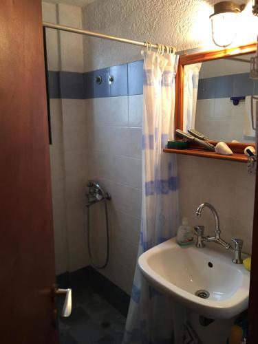 W łazience znajduje się umywalka i prysznic. w obiekcie Villa Velika GR w mieście Velika