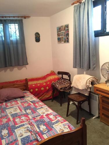 1 dormitorio con 1 cama, 1 mesa y 1 silla en Villa Velika GR, en Velika