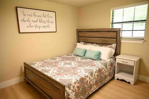 una camera da letto con un cartello sul muro di 1 Block to Lake Eufaula! a Eufaula