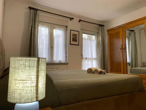 - une chambre avec un lit doté d'un ours en peluche dans l'établissement Casa vacanza Leonardo, à Chambave