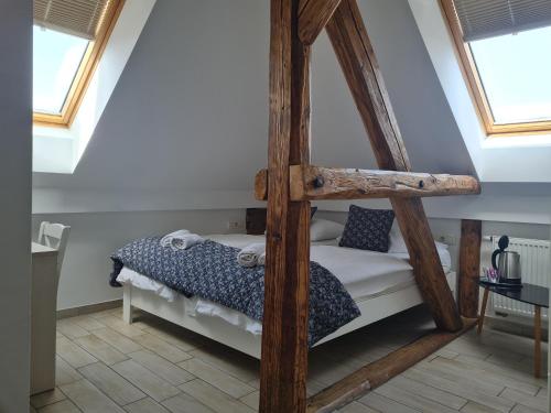 ein Schlafzimmer mit einem Etagenbett aus Holz im Dachgeschoss in der Unterkunft AZUR ROOMS LJUBLJANA in Ljubljana